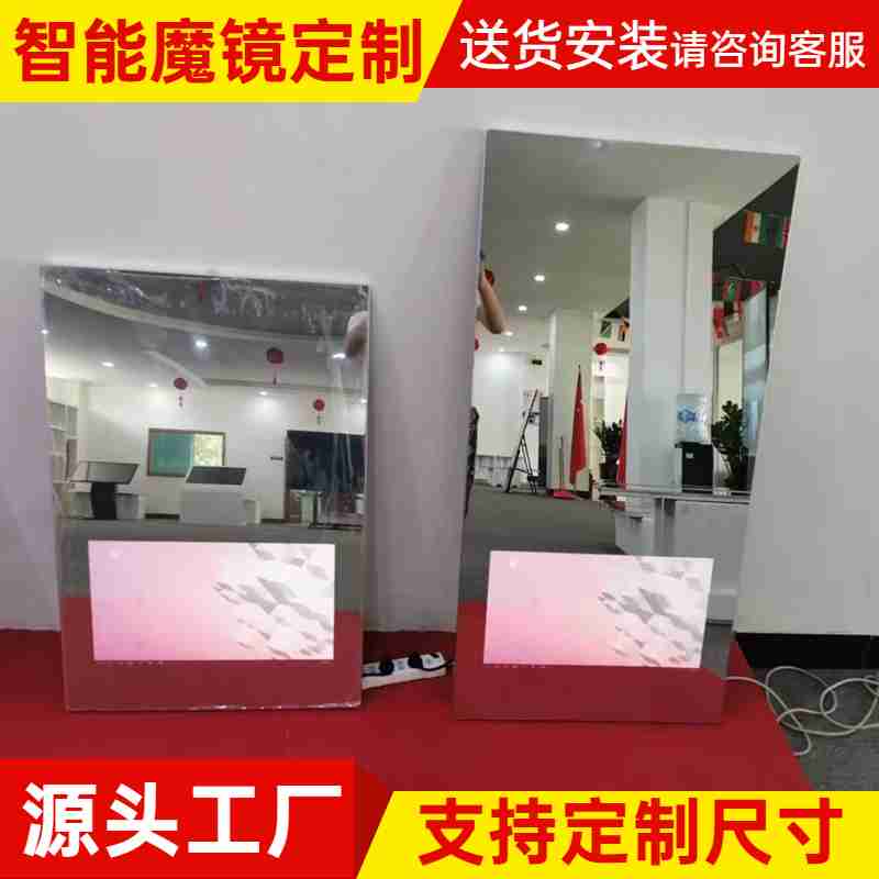 灰白相间的苍鹭幼鸟在成鸟的羽翼下休憩,而在芦苇丛下,一群鱼儿正欢快地游来游去。